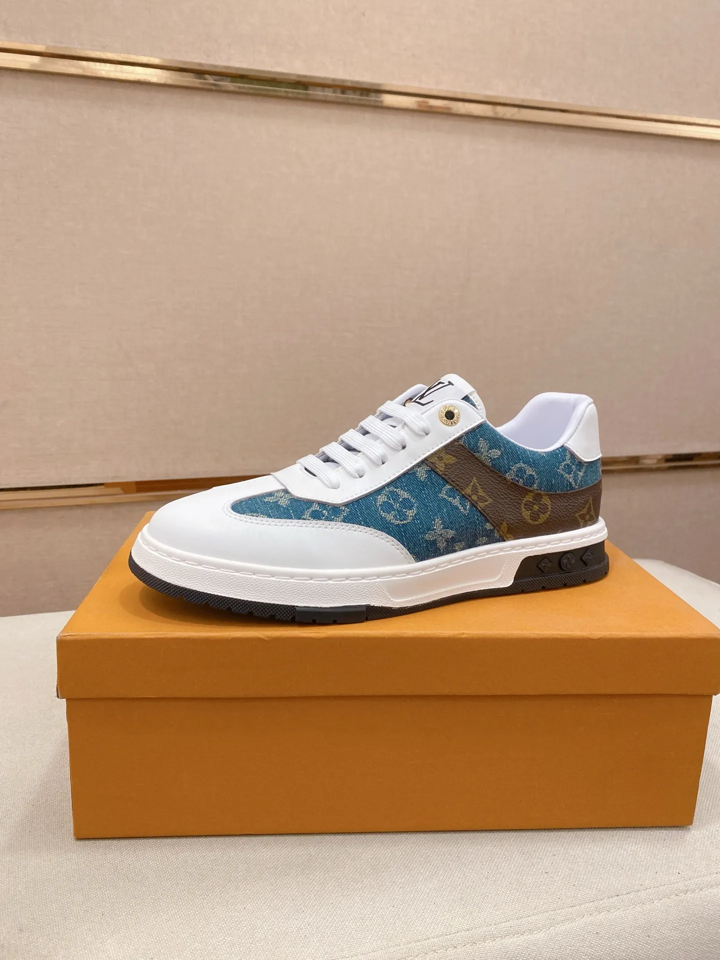 Factory price: 400 men's shoes💰🇮🇹🇮🇹LV Louis Vuitton. The latest fashionable casual shoes are popular in physical stores. New spring and summer comfortable imported custom original cowhide, unique jacquard fabric element design. With sheepskin lining, Lv original bottom, [sun][sun] high-end packaging and high quality💪Details determine the quality, you can enter and exit the counter at will, welcome to compare🇮🇹Size 38-44